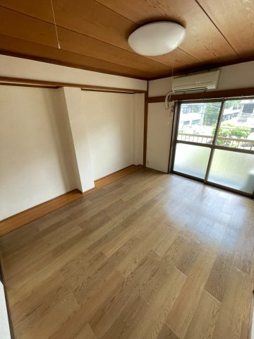 市村マンションの洋室