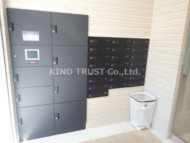 コンフォート滝川公園のロビー|便利な宅配ボックスです