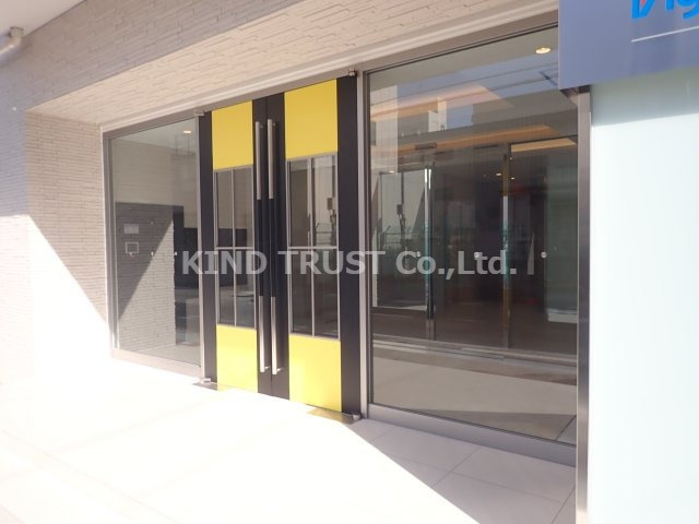 コンフォート滝川公園のエントランス