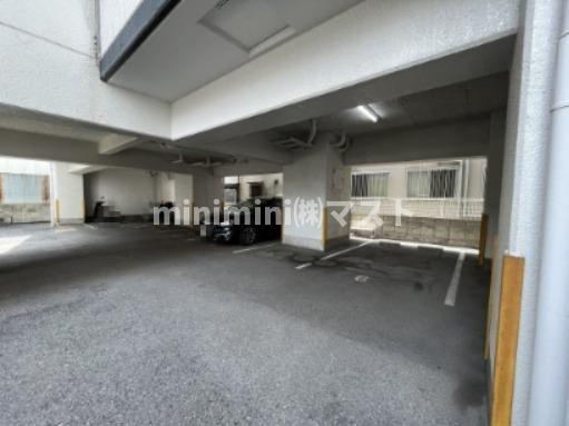 シャトー元町の駐車場