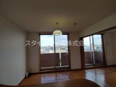 【居間・リビング】 | ルネスグランドールⅠ | 居間です