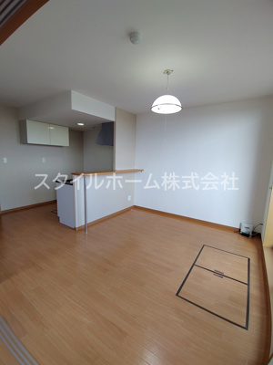 【居間・リビング】 | ルネスグランドールⅠ | こちらの居間で趣味の時間をお楽しみください