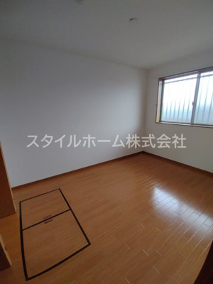 【居間・リビング】 | ルネスグランドールⅠ | こちらの居間で趣味の時間をお楽しみください