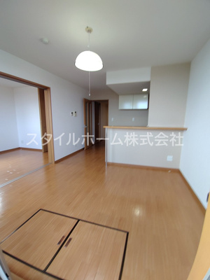 【居間・リビング】 | ルネスグランドールⅠ | おしゃれな居間です