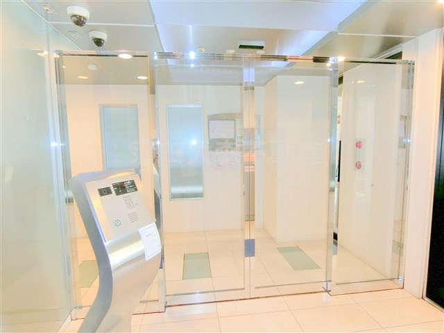 Verona空港西Lussoのエントランス|防犯カメラ+TVモニター付オートロック　宅配BOXのあるエントランス