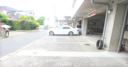 魚宗ビルの駐車場|駐車場があります