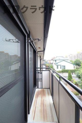 パレアージュCのバルコニー|陽が出ている時間はポカポカ気持ちよく過ごせそうですね♪
