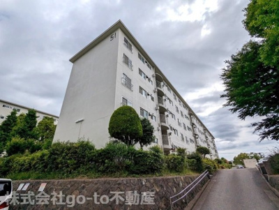 【外観】 | 神陵台東住宅51号棟 | 令和3年12月リフォーム済物件です♪
５階部分で陽当り・通風良好です！