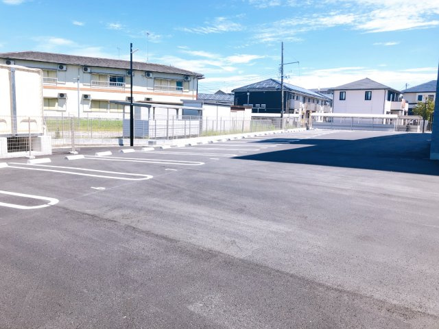 レジデンス利平治の駐車場