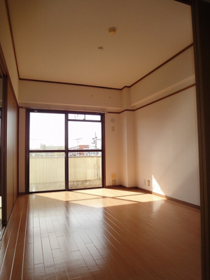 【展望】 | 一友ビル【SHM】 | バルコニーに繋がる西向き角部屋洋室6.1帖のお部屋です！子供部屋や書斎・寝室など多用途に使えそうなお部屋です♪