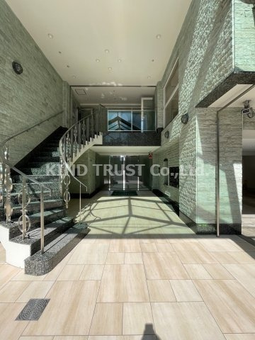 カザリーノビルのエントランス|ゆとりのあるエントランスです