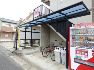 【その他共用部分】 | 屋根付駐輪場！アパート横に自動販売機があります。