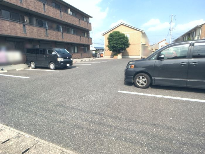 パレロワイヤルＣ　犬塚の駐車場