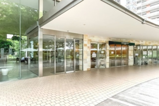 【エントランス】 | 【 Entrance 】
居住者の帰りを最初に待っていてくれるエントランス。その壮大な佇まいとは裏腹に、入ると静寂な空間が続いています。プライベートがしっかりと守られている証です。