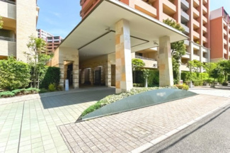 【エントランス】 | 【 Entrance 】
車が寄せられるようになっており、雨の日でも濡れずに乗り降り可能です。