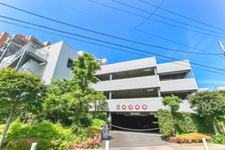 【駐車場】 | 【 others 】
敷地内駐車場は、多くの台数を止められるようになっています。