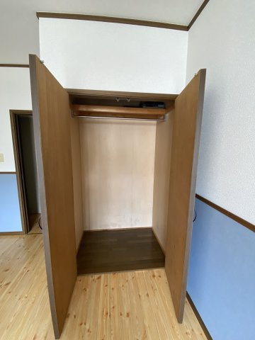 グレース山口の収納|収納内にはハンガーパイプが設置されています。