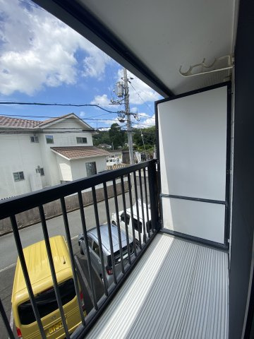 グレース山口のバルコニー|バルコニーには屋根があるので洗濯物を干せます。