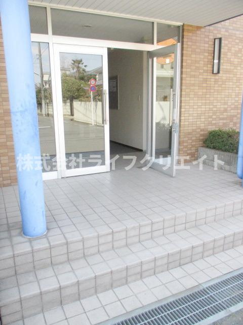 ラフィネ多摩平のエントランス
