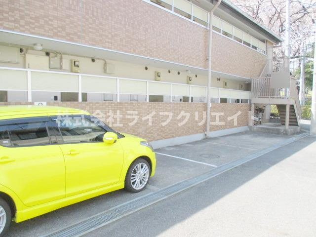 ラフィネ多摩平の駐車場