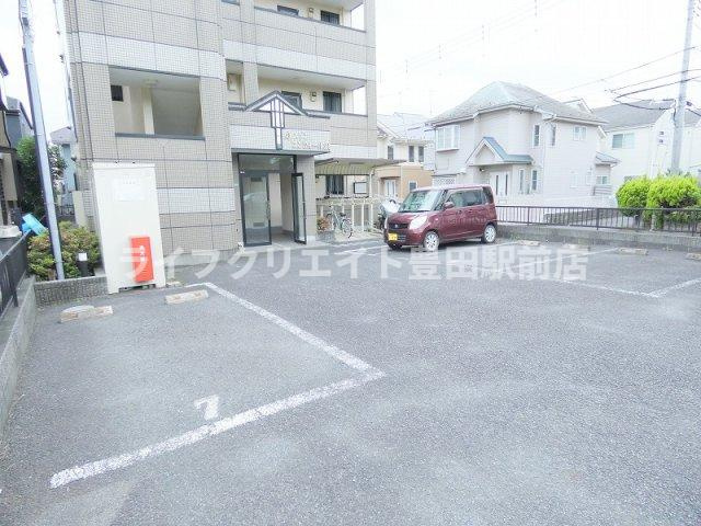 メゾンコンフォール21の駐車場