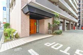 【エントランス】 | 【 Entrance 】
居住者の帰りを最初に待っていてくれるエントランス。その壮大な佇まいとは裏腹に、入ると静寂な空間が続いています。プライベートがしっかりと守られている証です。