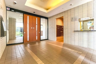 【エントランス】 | 【 Entrance 】
高級感のあるエントランス。居住者の帰りを待っているとともに、安全も守ってくれています。賑わいのある街も素敵ですが、プライベートを確保することも大事です。