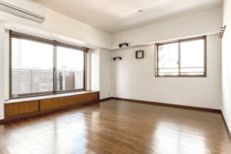 【外観】 | 【 Living　room 】
窓から差し込む暖かい光が、家族団欒とした生活を包み込みます。おいしい食卓を囲み、たわいもない話で笑ったり。幸せな空間をずっとそばで守ってくれます。