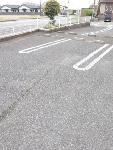サンライト若松　Ⅱの駐車場|車をお持ちの方に嬉しい駐車場付きの物件です