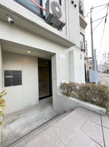 ラシクラス東武練馬のエントランス|エントランスもコンクリート打ちっぱなしでシンプルなのがかえって映えますね