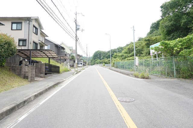 売土地　四條畷市田原台9丁目（建築条件なし更地）の前面道路含む現地写真