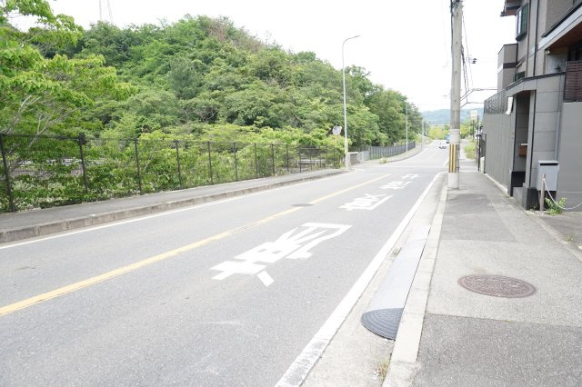売土地　四條畷市田原台9丁目（建築条件なし更地）の前面道路含む現地写真