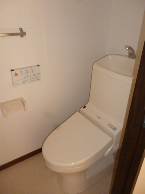 ハイツ津田のトイレ|落ち着いた色調のトイレです