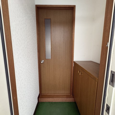 シャトーハイツの玄関