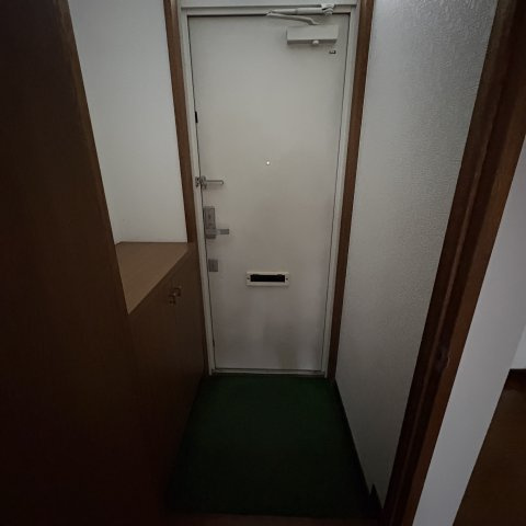 シャトーハイツの玄関