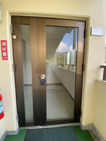 VERDY下小鯖の玄関|ガラス扉なので、圧迫感がありません。