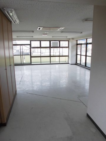 VERDY下小鯖のロビー|ドアを開けると明るくて広い室内が見渡せます。