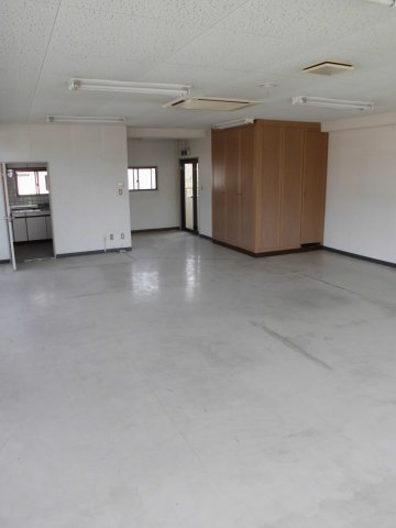 VERDY下小鯖の居間・リビング|フラットな空間が広がっています。いろんな使い方が可能です。