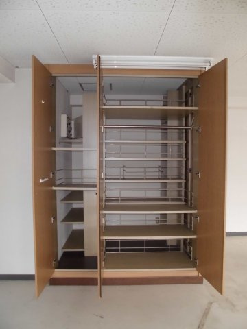 VERDY下小鯖の収納|機能的な収納スペースには事務用品などたっぷり収納できます。