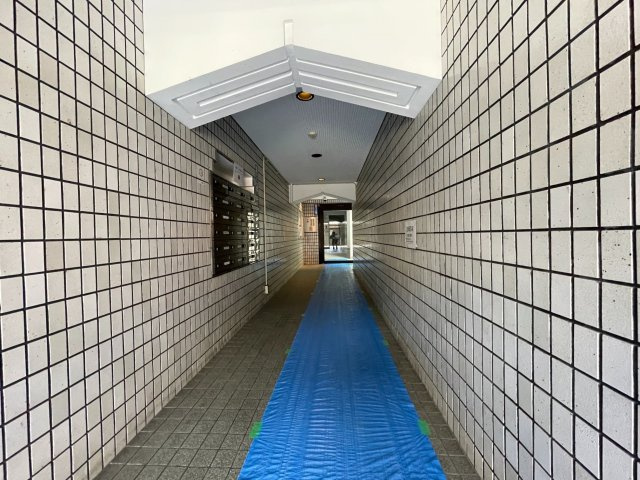 地下鉄烏丸線・烏丸線『烏丸御池』駅まで徒歩４分の駅近●三方角住戸●４階２ＤＫ●メイゾン東洞院のエントランス|エントランス