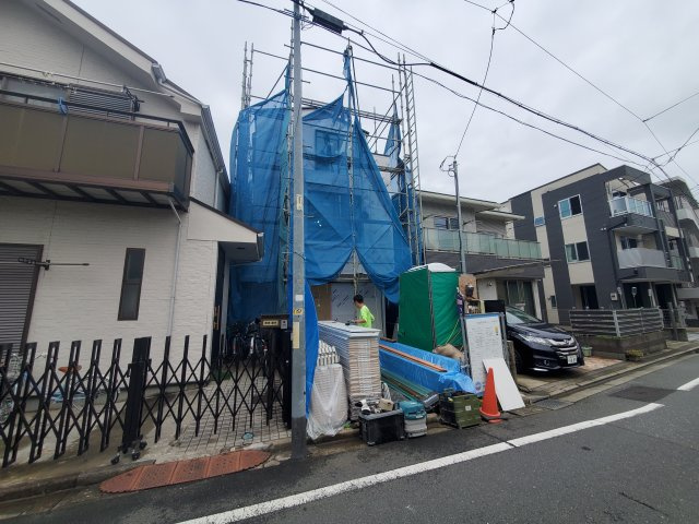 【前面道路含む現地写真】 | 高田馬場３丁目　新築戸建 | 駅徒歩４分！高田馬場駅もお近くの４ＬＤＫ＋Ｐ♪♪南側は広々公道に面し、18.6帖のＬＤＫには暖かい陽射しの差し込む新邸です！