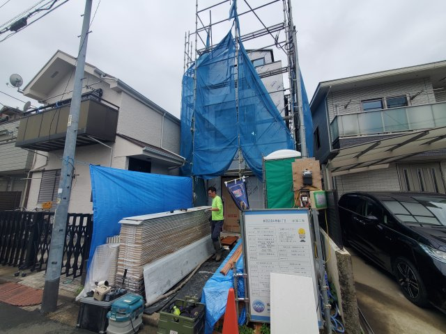 【外観】 | 高田馬場３丁目　新築戸建 | 駅徒歩４分！高田馬場駅もお近くの４ＬＤＫ＋Ｐ♪♪南側は広々公道に面し、18.6帖のＬＤＫには暖かい陽射しの差し込む新邸です！