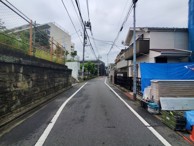 【前面道路含む現地写真】 | 高田馬場３丁目　新築戸建 | 駅徒歩４分！高田馬場駅もお近くの４ＬＤＫ＋Ｐ♪♪南側は広々公道に面し、18.6帖のＬＤＫには暖かい陽射しの差し込む新邸です！
