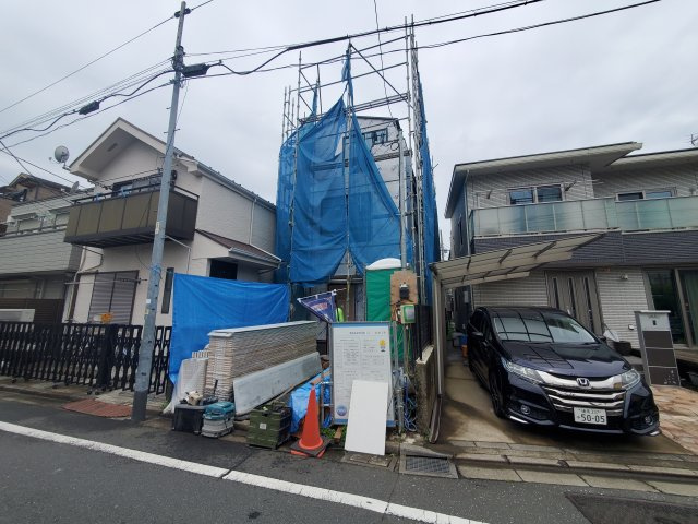 【前面道路含む現地写真】 | 高田馬場３丁目　新築戸建 | 駅徒歩４分！高田馬場駅もお近くの４ＬＤＫ＋Ｐ♪♪南側は広々公道に面し、18.6帖のＬＤＫには暖かい陽射しの差し込む新邸です！