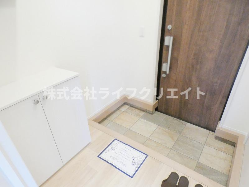 三沢5丁目戸建の玄関|※写真は同ハウスメーカーの既存物件です。（イメージ）