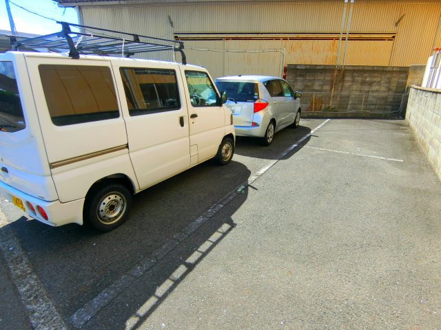 フォンタル西板持A棟の駐車場