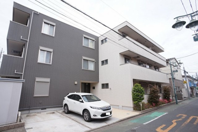 【外観】 | パルハイム若松 | ホワイトとグレーのツートンからなる角地に建つ安心感ある建物です