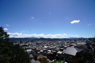 【展望】 | 【パノラマビュー】
視界を遮るものがない、スコーンと抜けた見事な眺望！
食事だけではなく、ちょっとしたお仕事や、読書など
「そうだ！天気もいいし、今日はバルコニーで…♪」
なんてことも！！