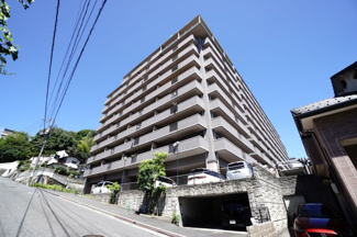 【外観】 | 【耐震性】
耐震性の高さを判断するポイントは、
建築確認申請日が1981年6月1日以降の
新耐震基準に適合しているかどうか。
震度６程度の大地震でも
建物が崩壊しないレベルが基準になりました。