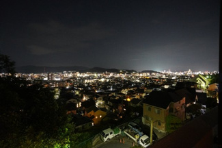 【展望】 | 【Night View】
物件からの夜の景色は、隠れ夜景スポットのよう。
お仕事から疲れて帰ってきて、この夜景を楽しめるのも
この立地ならでは。
もう少し早い時間のサンセット夜景もキレイかも。